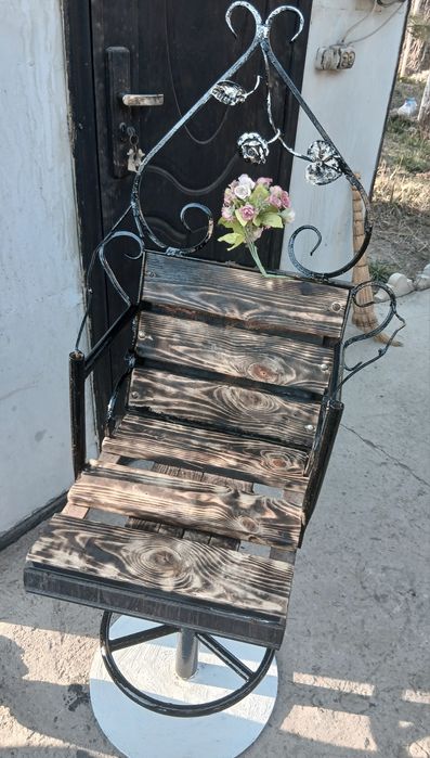 Садовый стул можно для декора