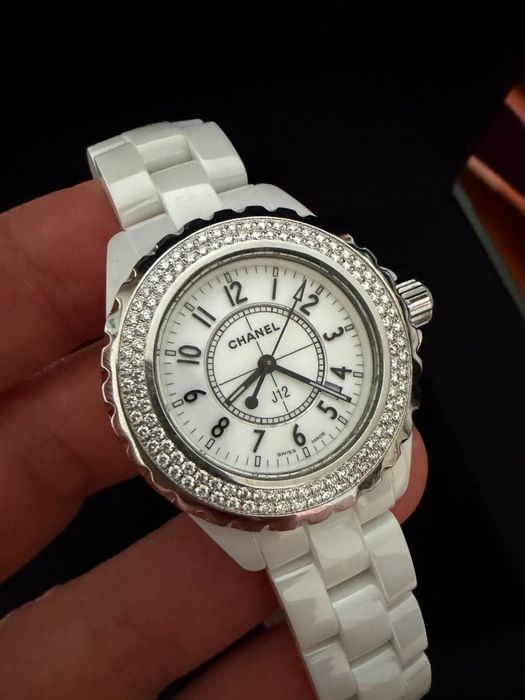 Женские часы Chanel J12 белая керамика