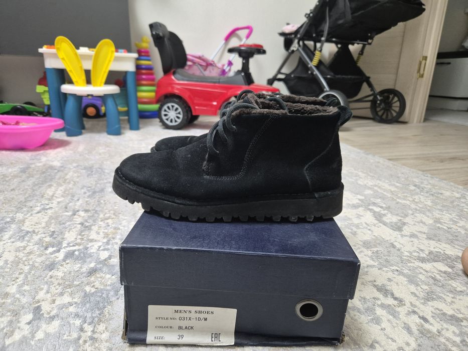 Продам мужские ботинки