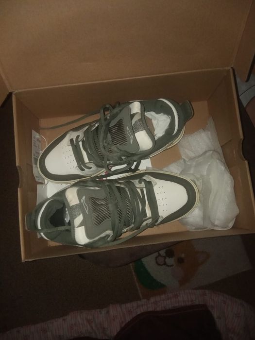 Продам кроссовки