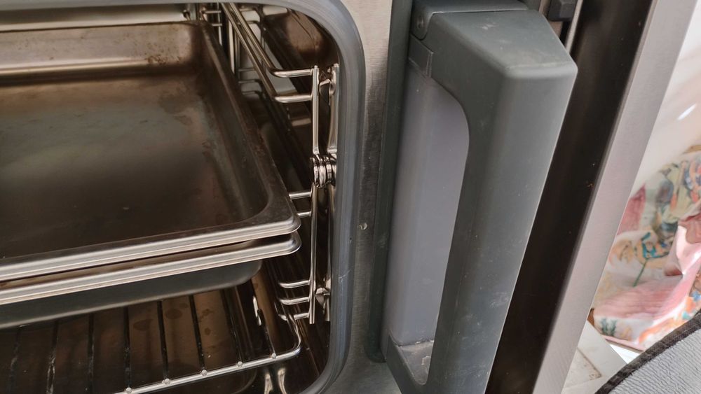 Продавам висококачествена фурна за готвене на пара за вграждане Siemens, модел HB26D552. Уредът е изключително запазен, произведена в Германия