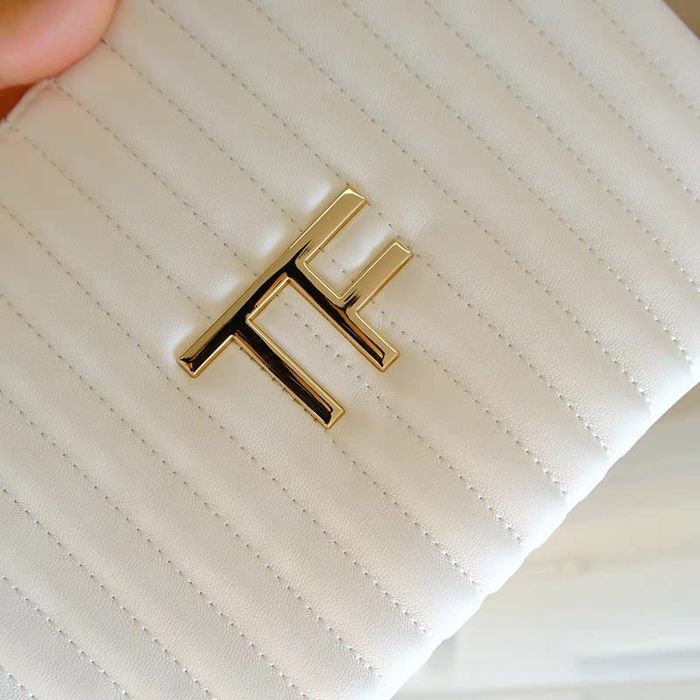 Красивый белый клатч