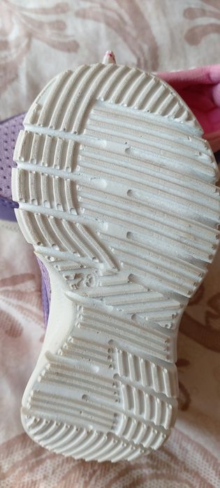 Продам новые кроссовки детские