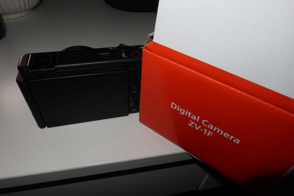 Sony ZV-1F с гаранция, в отлично състояние