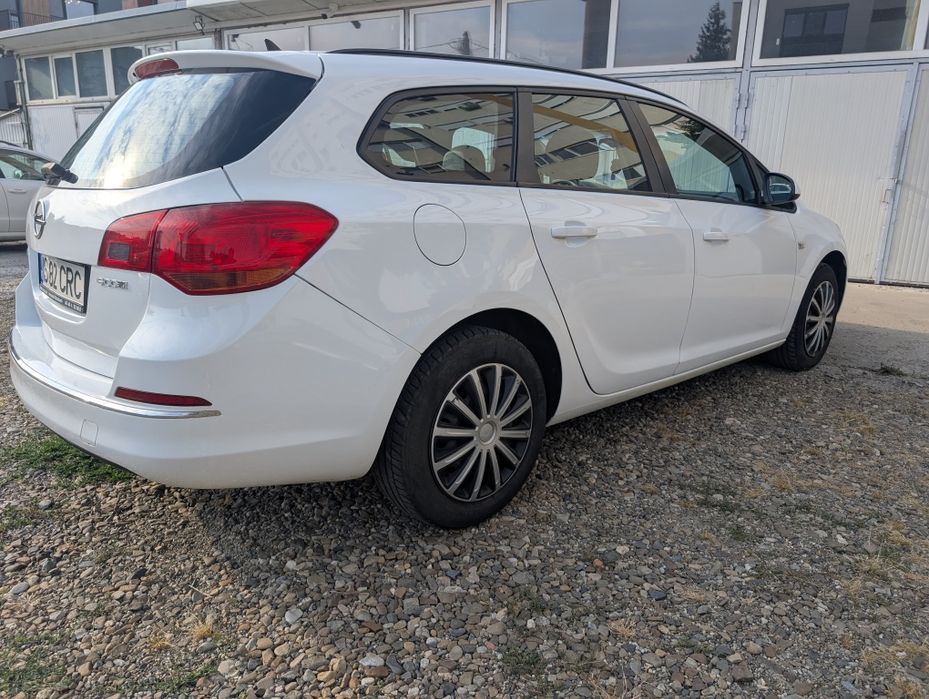 Opel Astra J Sports Tourer 2012