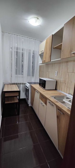 Inchiriez apartament cu 3 camere.