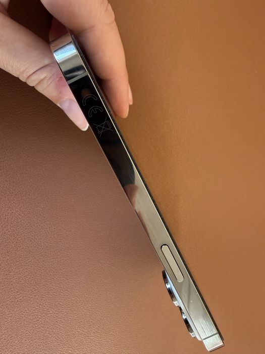 Vând iPhone 14 Pro Gold 256 GB Stare excelentǎ