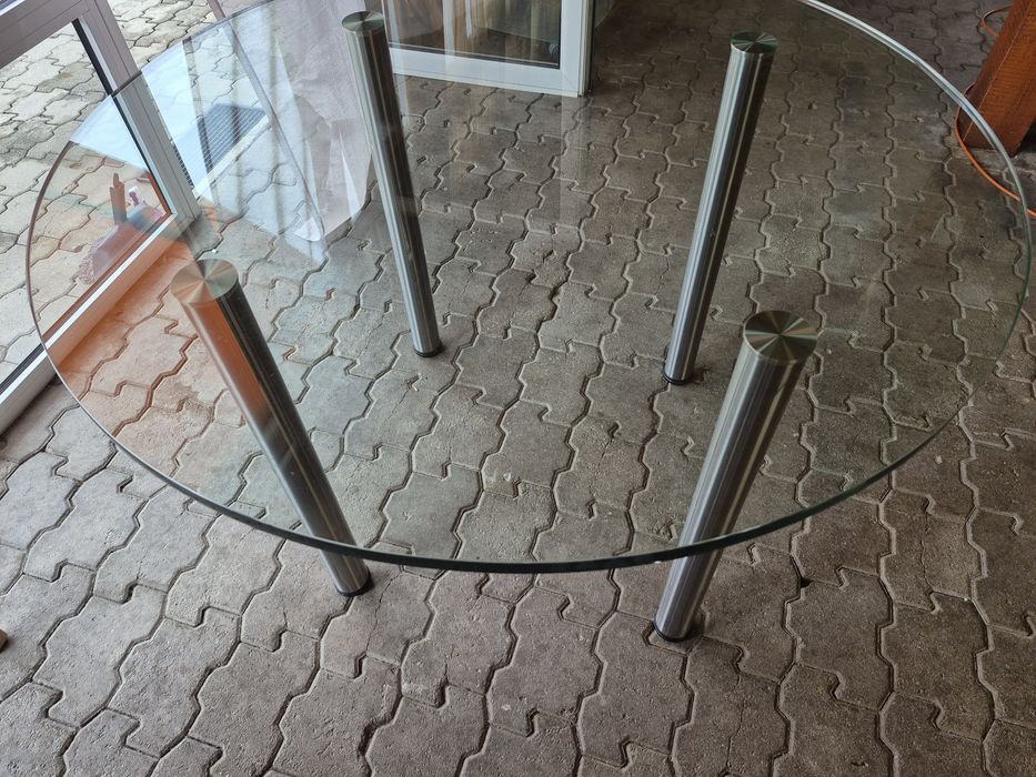 Vând masă sticlă cu 4 scaune.