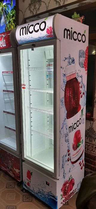 Холодилник витрина для напитков для малочни для десертов