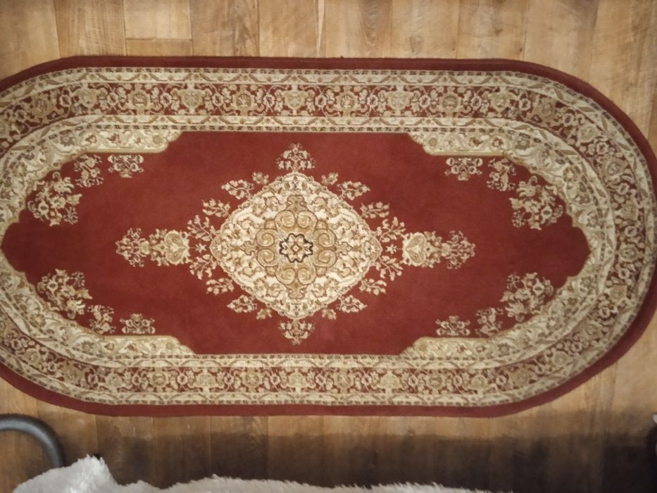 Новый ковер темно красный
