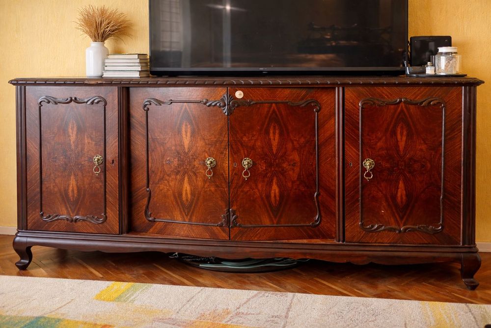 Масивна трапезна маса със столове + шкаф