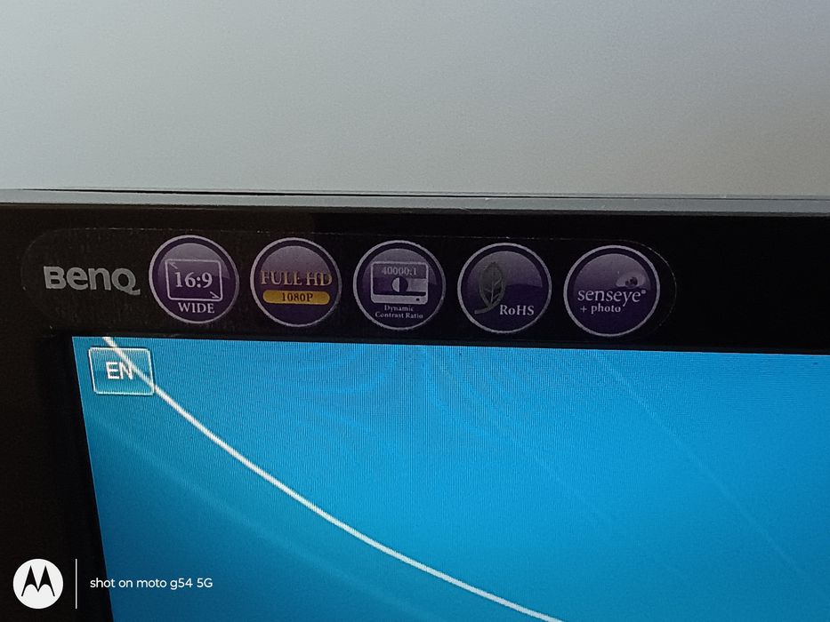 Напълно запазен настолен компютър HP, с качествен Full HD монитор BENQ ET 0026 NA, 21,5 инча, hp клавиатура и мишка, кабели
