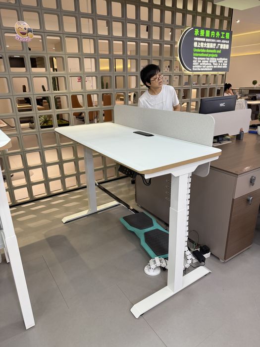 Стол белый с подемням механизмом