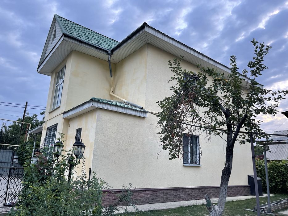 Покраска крыша. Дом