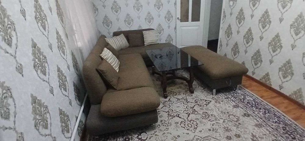 Мягкий мебельный уголок со столом в гостиную