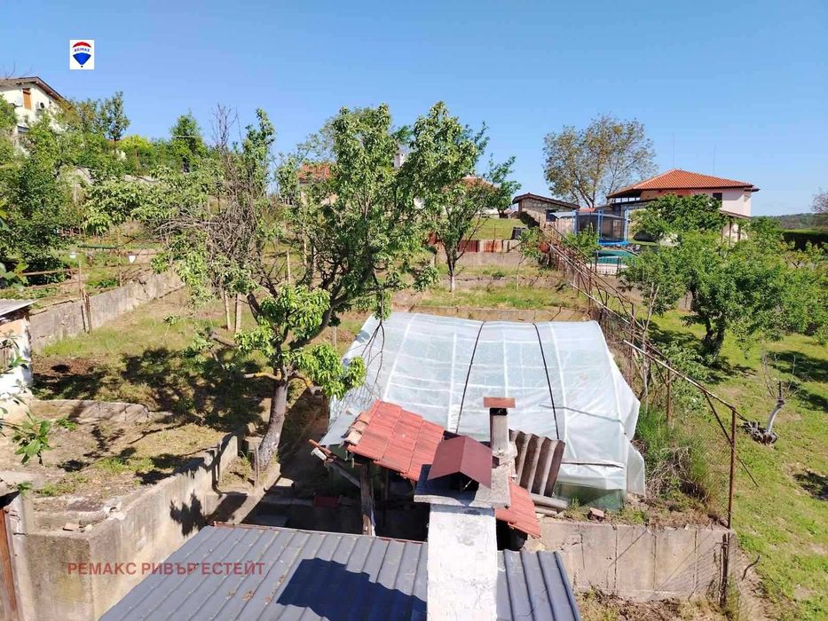 Къща на два етажа за продажба в с. Божичен
