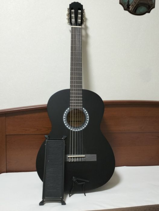Гитара классическая + каподастр, чехол и подставка для ног