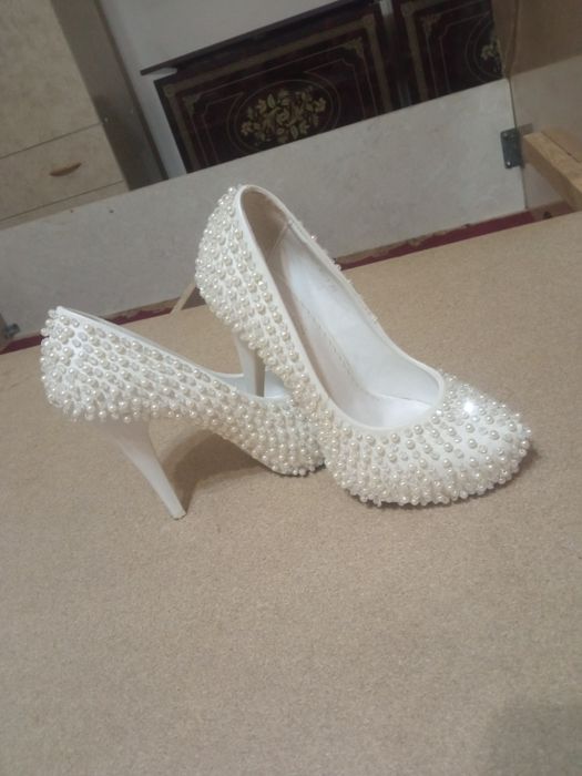 Tufli 36 razmer 2 martta kiyilgan