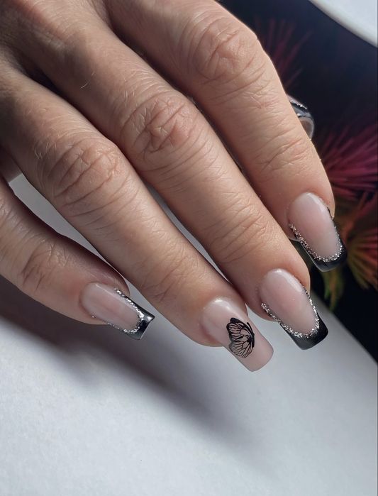 Unghii cu gel și ojă semi