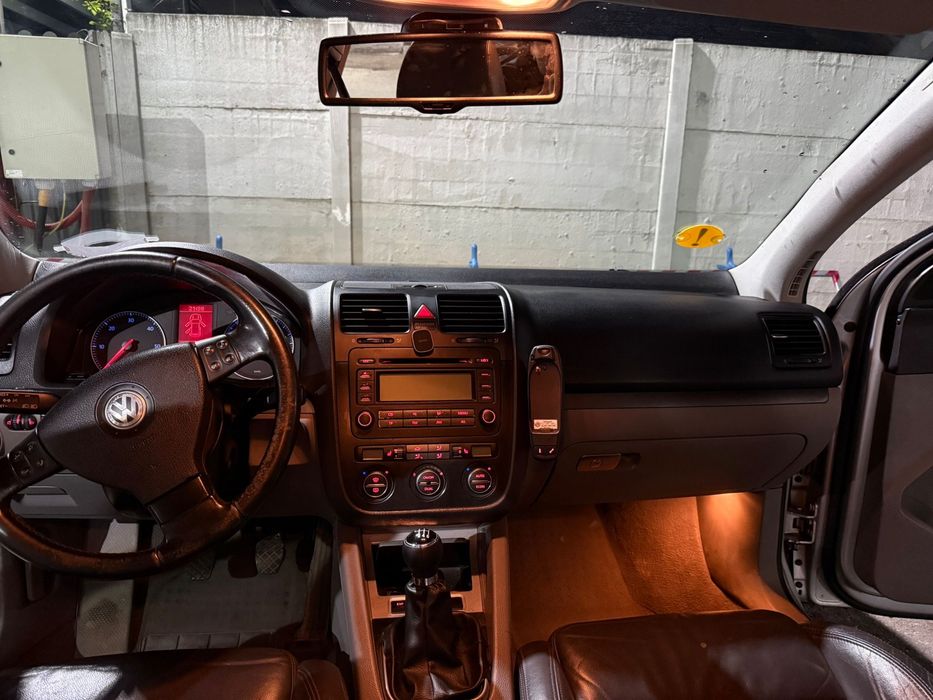 Vand sau schimb Volkswagen Golf 5 preț negociabil pt ca îmi pierde ulei pe la turbo