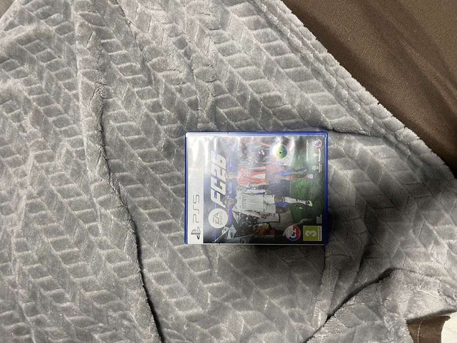 ps 5 de 1 T cu tot cu garantie!Plus un joc fifa 25