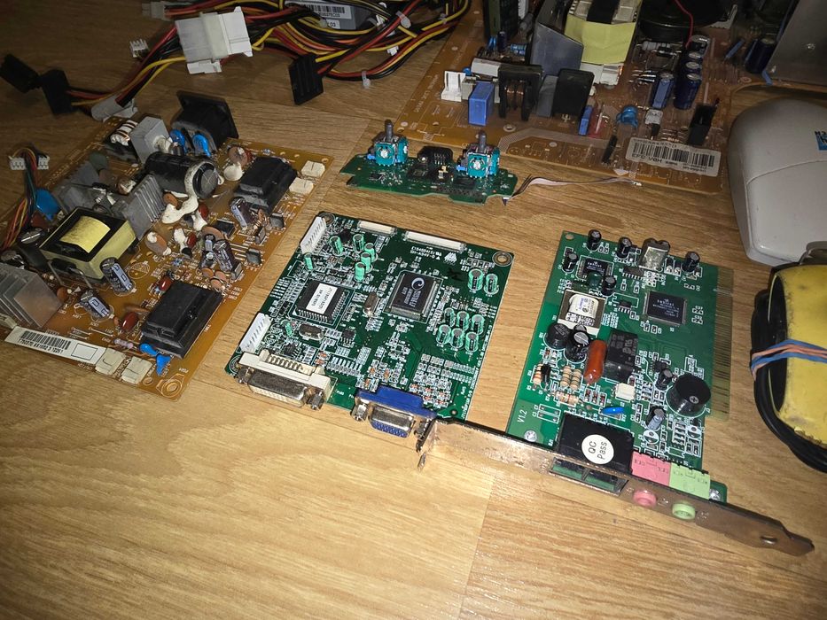 Piese calculator, televizor cu tub, monitor și diverse accesorii