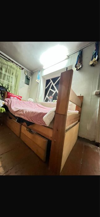 Кровать деревянная