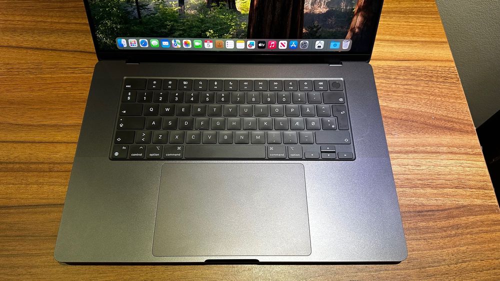 MacBook Pro 16 | M3 Pro | 18 GB | 1 Tb SSD | 19 Cicluri