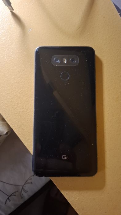 Телефон нокиа 5.1 плюс тъмно син цвят  и LG  g6 черен пиано лак цвят . И двата телефони са запазени и ги продавам по 15е