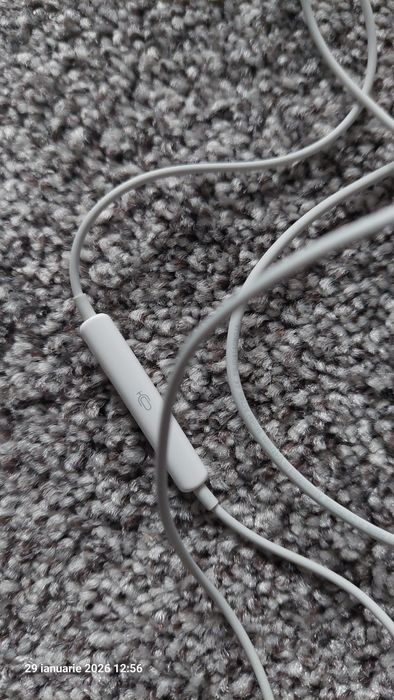 căști Apple EarPods cu conector Lightning.