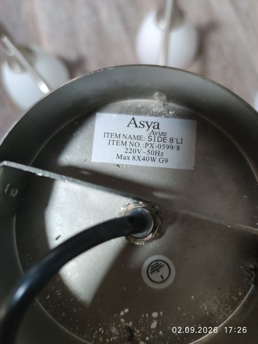 Продам люстру на 8 лампочек