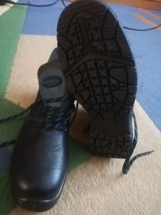 Продам новую спец обувь