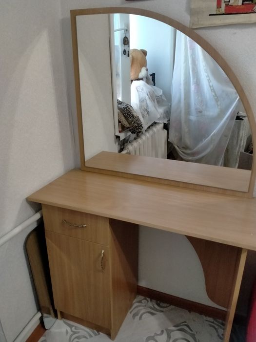 Продам трюмо с зеркалом