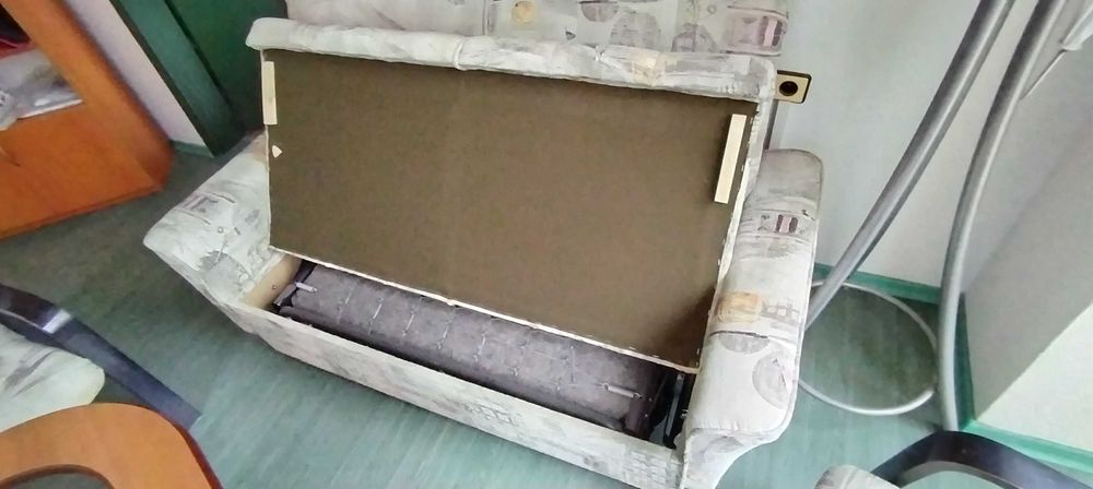Малък диван с два стола и две табуретки