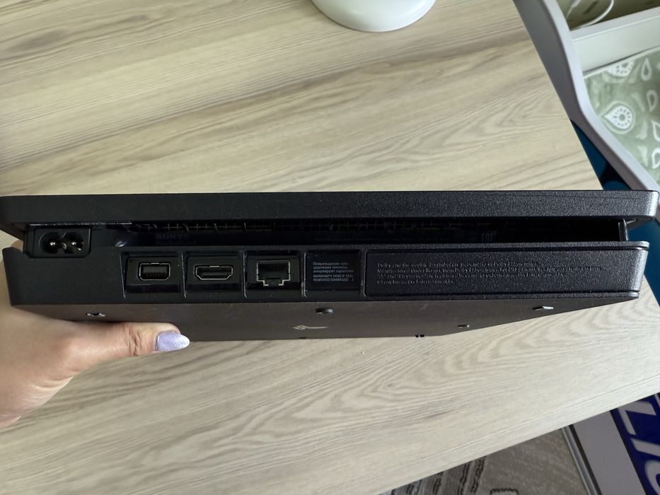 Продается ps4, в отличном состояний!