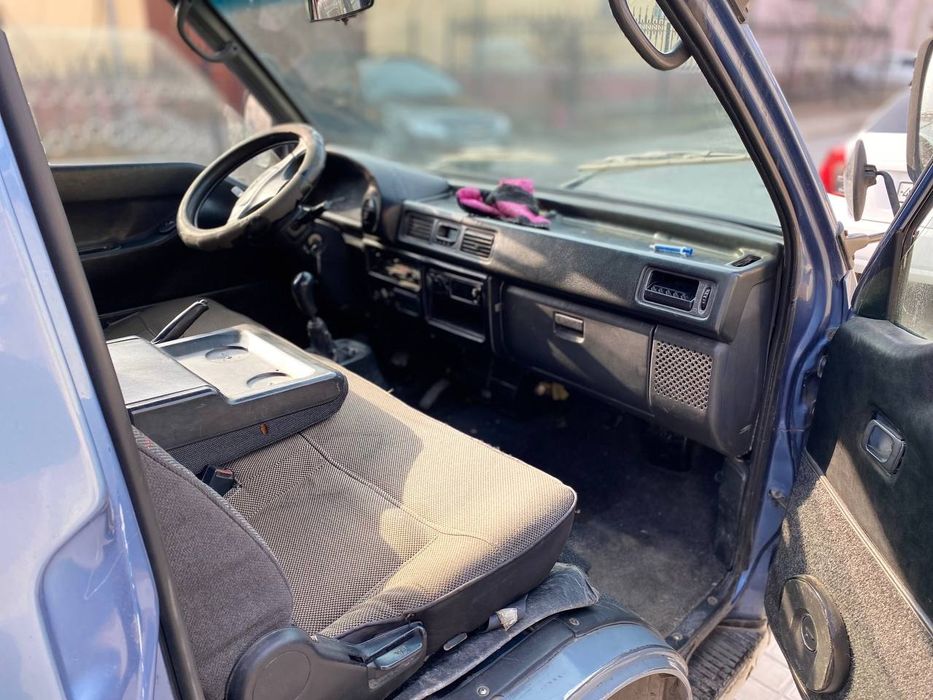 11 orindiqli mikro aftobus