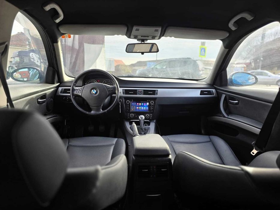 BMW 320d/Piele si plafon negre/Navigatie/Comenzi volan/Senzori parcare