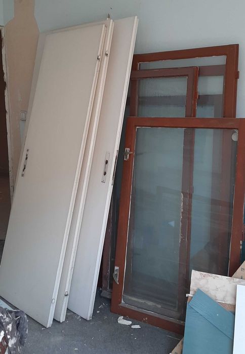 Стара дограма - дървени врати и прозорци