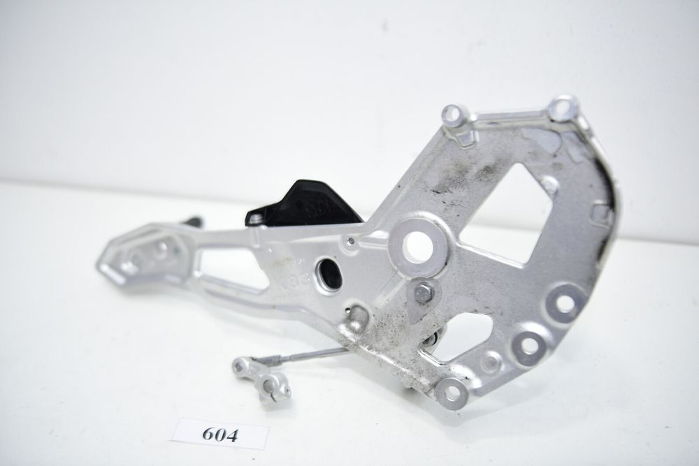 BMW K83 F900R Footrest Hanger stânga 46718404013 suport pentru