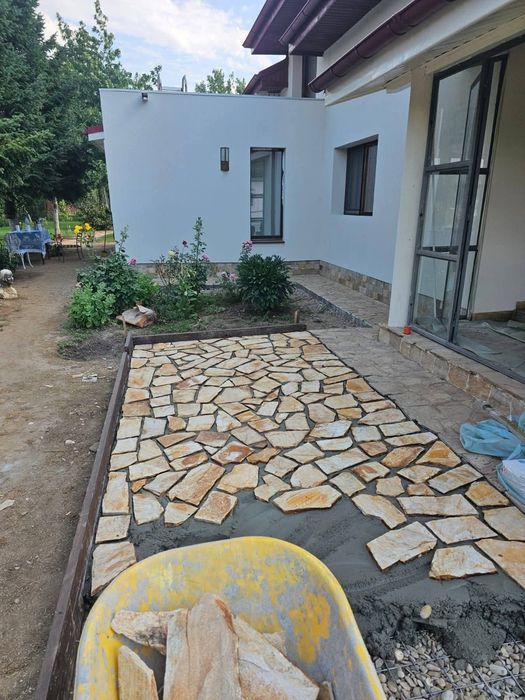Vand piatra naturala de munte ideală pentru pavarea curții dvs