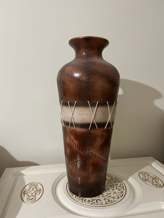 Декоративная керамическая ваза.