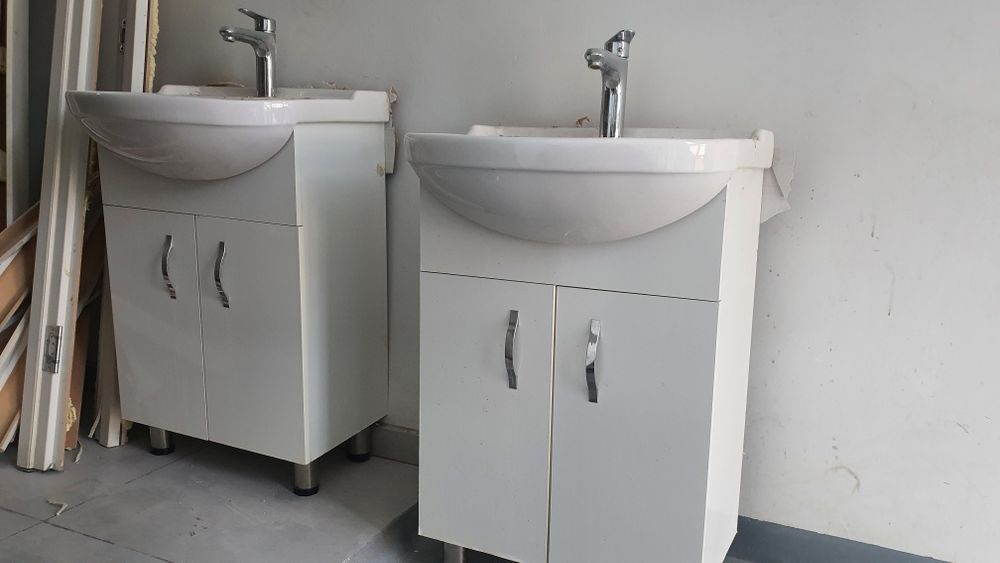 Продаются раковины и двери