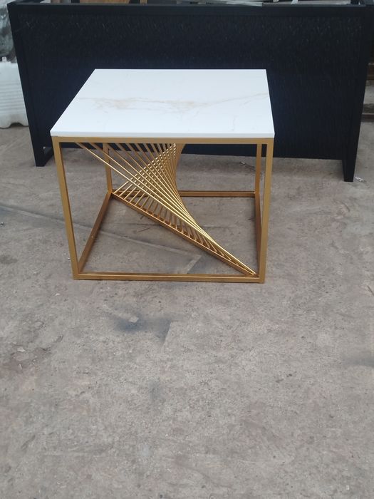 Jurnalniy stol loft
