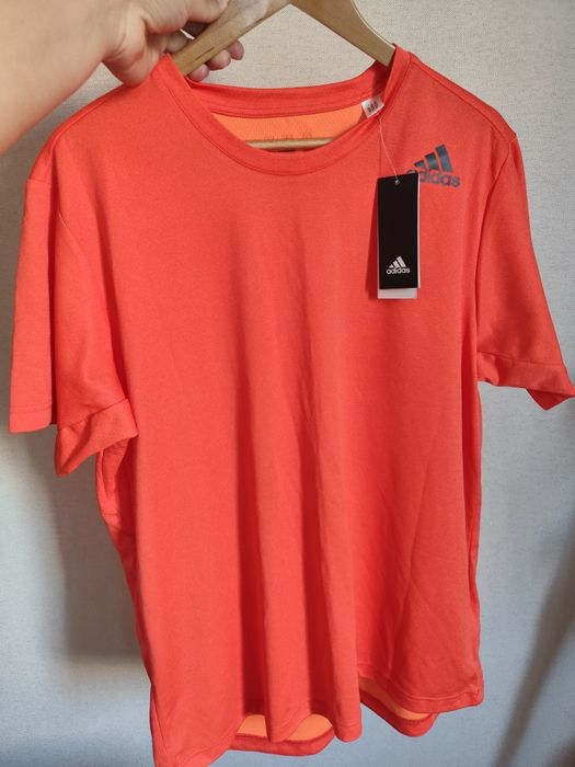 Нови оригинални тениски на Adidas, с етикети