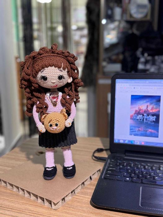 hermione papusa crosetata manual din seria harry potter
