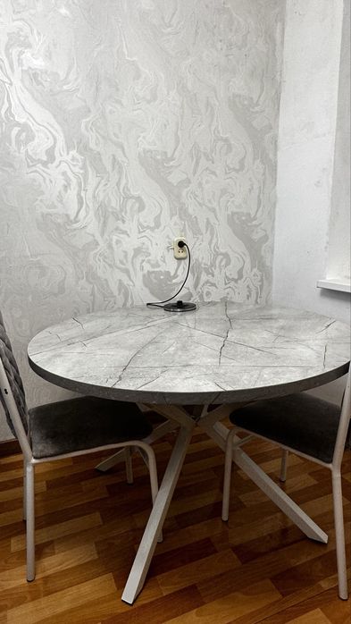 Продаю кухонный круглый стол с 4 стульями серого цвета.