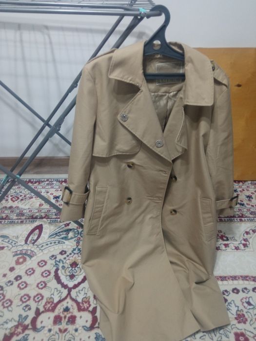 Продам плащ женский цвет светлый