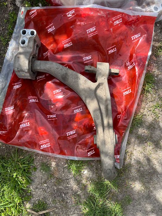 Продавам горни и долни носачи за Alfa Romeo 159. Частите са свалени от работещ автомобил.