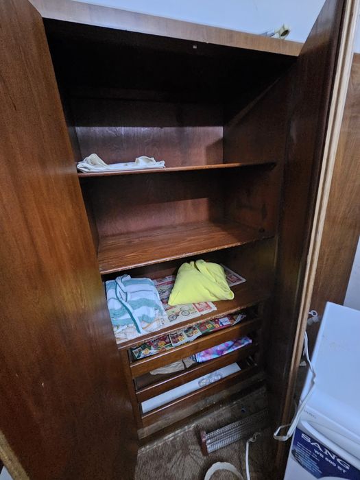 Стара спалня гардероб тоалетка