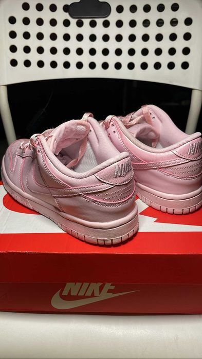 De vanzare Adidasi NIKE DUNK LOW SE (GS) nr 36,noi,in cutie